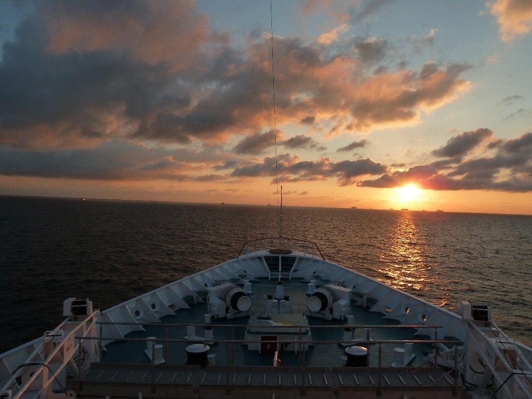 Die MS Albatros fährt in den Sonnenuntergang