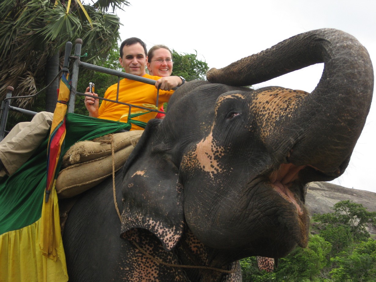 David mit einem aufnahmegerät auf einem Elefanten in Srie Lanka