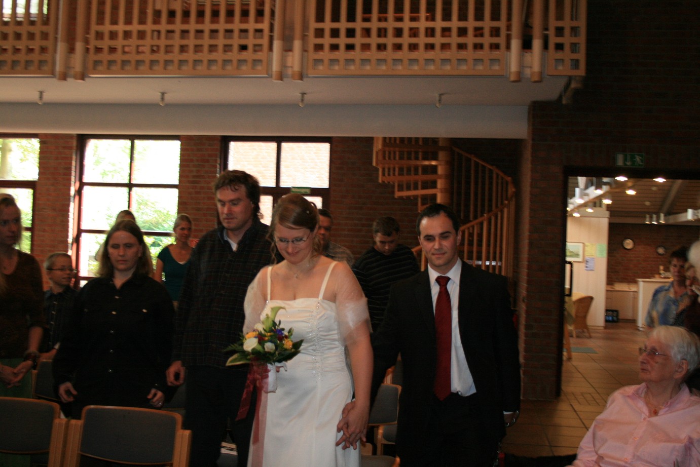 Das Brautpaar zieht in die Kirche ein