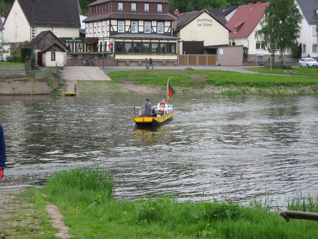 eine Gierseilfähre auf der Weser
