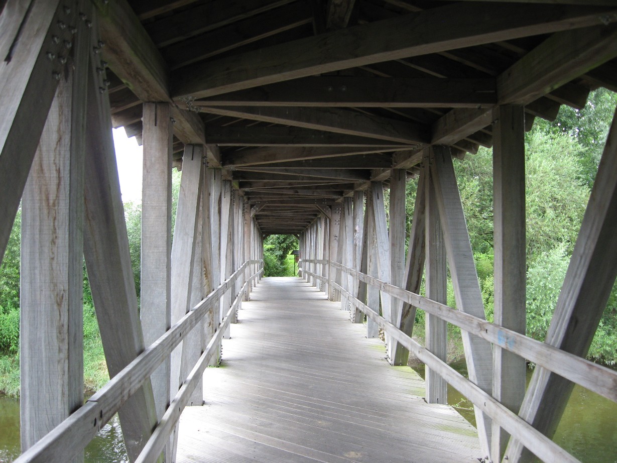 Blick auf eine alte Holzbrücke über die Ahr