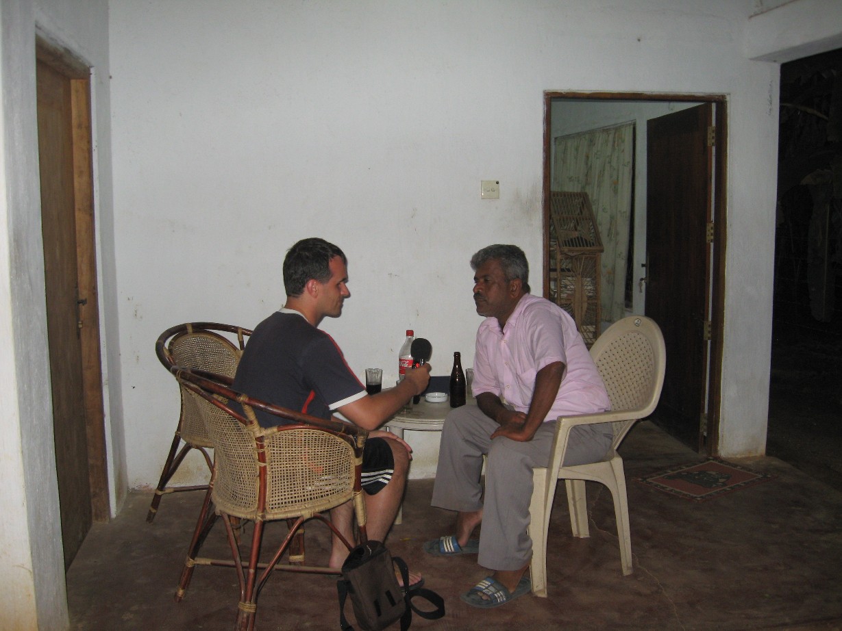 Lesley und David vor einem Haus in Sri Lanka