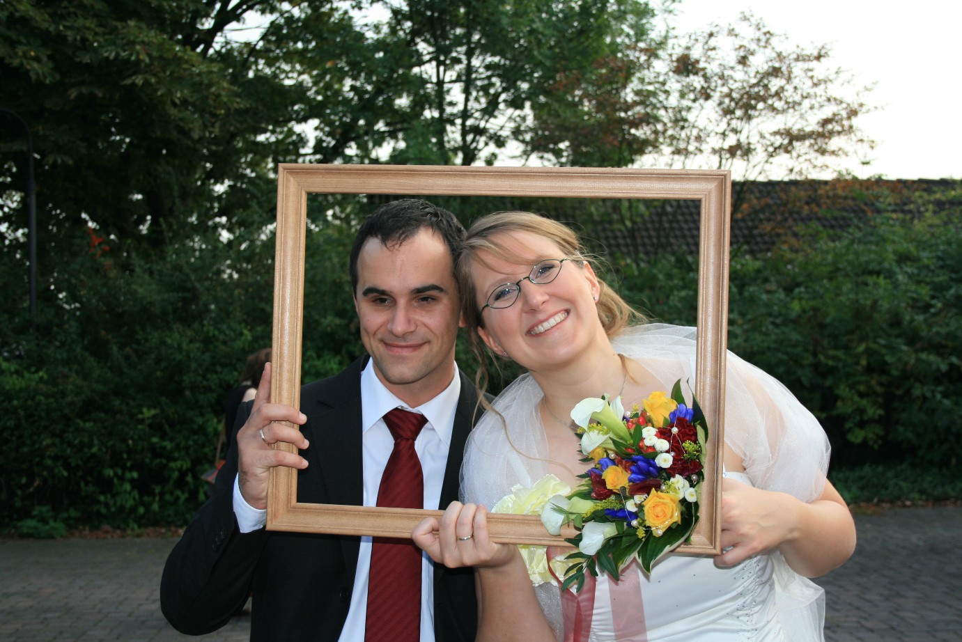 Das glückliche Brautpaar in einem Bilderrahmen